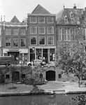 853705 Gezicht op de voorgevel van het na brand herstelde pand Oudegracht 267 te Utrecht.